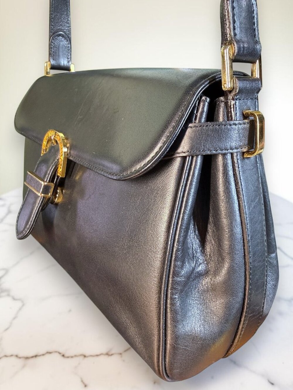 Valentino Garavani Vintage Leather Shoulder Bag w/Iconic Gold Logo Buckle & COA - Picture 6 of 16